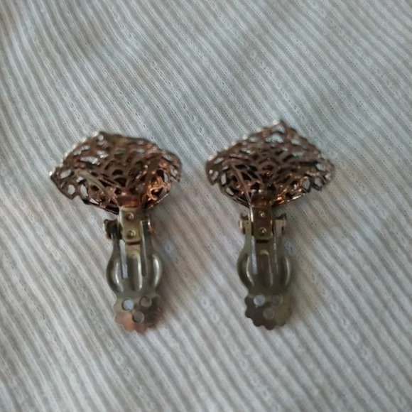 Pewter Metal Leaf Filigree Clip-on Earrings - Picture 3 of 5